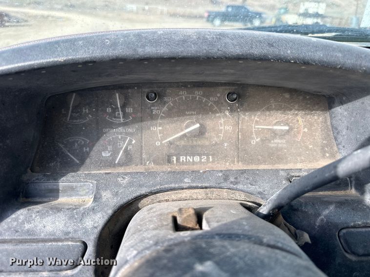 image for item NJ9425 1997 Ford F450 Super Duty XLT flatbed truck