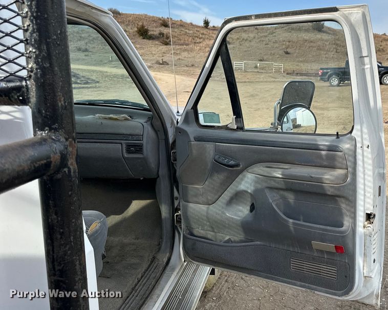 image for item NJ9425 1997 Ford F450 Super Duty XLT flatbed truck