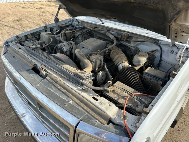 image for item NJ9425 1997 Ford F450 Super Duty XLT flatbed truck