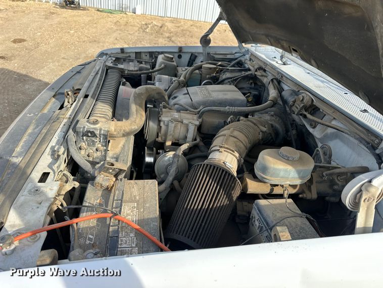 image for item NJ9425 1997 Ford F450 Super Duty XLT flatbed truck