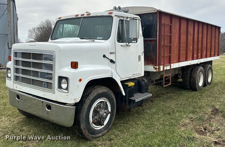 image for item NS9509 1979 International  F2275 grain truck