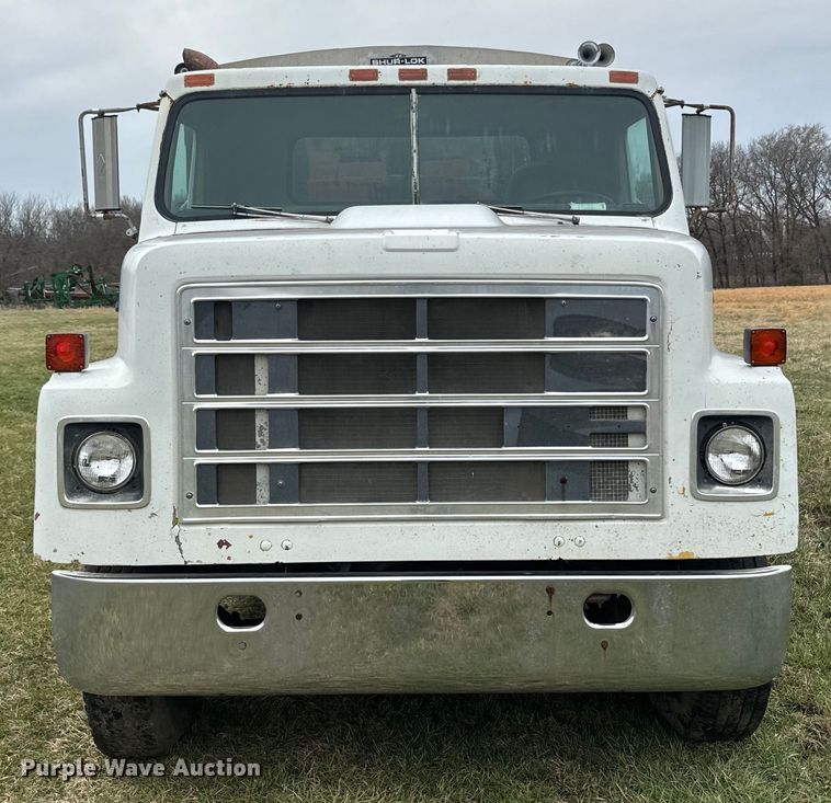 image for item NS9509 1979 International  F2275 grain truck
