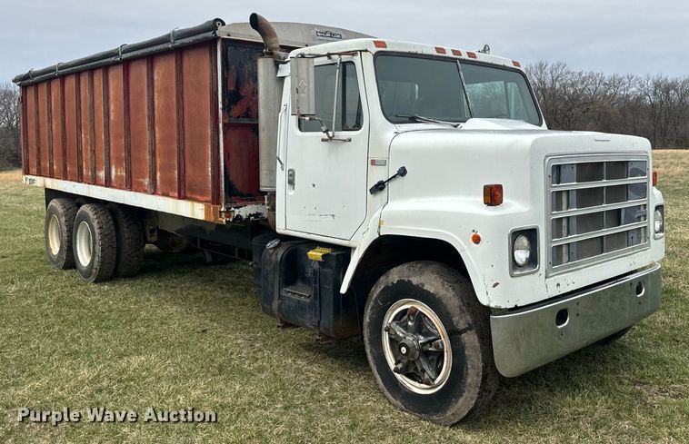 image for item NS9509 1979 International  F2275 grain truck