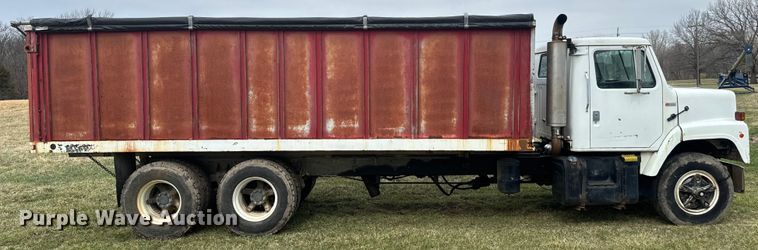 image for item NS9509 1979 International  F2275 grain truck