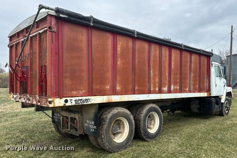 image for item NS9509 1979 International  F2275 grain truck