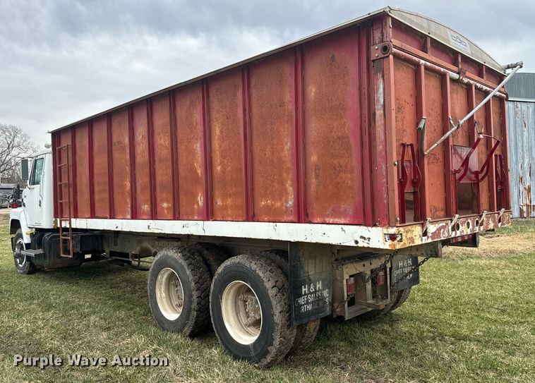image for item NS9509 1979 International  F2275 grain truck