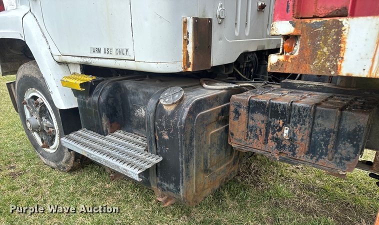 image for item NS9509 1979 International  F2275 grain truck