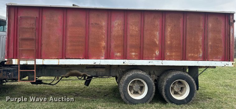 image for item NS9509 1979 International  F2275 grain truck