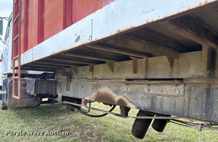 image for item NS9509 1979 International  F2275 grain truck