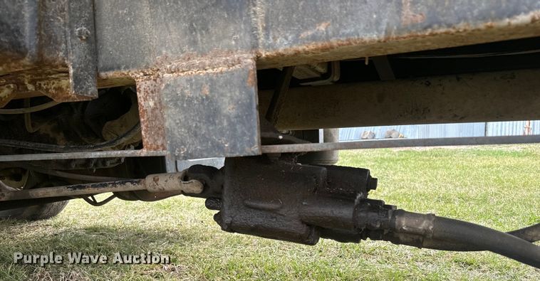 image for item NS9509 1979 International  F2275 grain truck