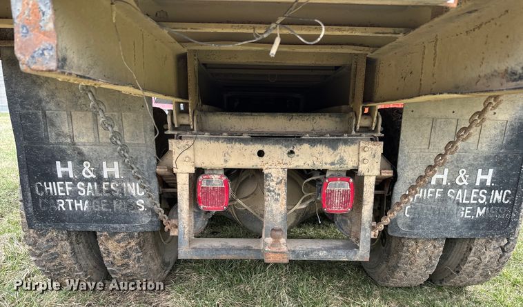 image for item NS9509 1979 International  F2275 grain truck