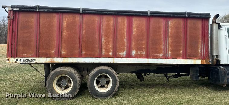 image for item NS9509 1979 International  F2275 grain truck