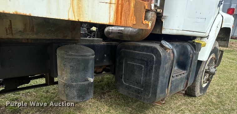 image for item NS9509 1979 International  F2275 grain truck