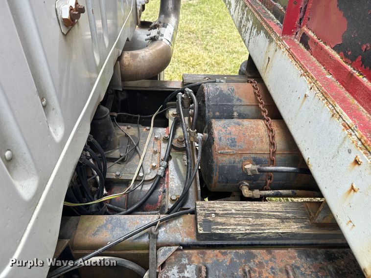 image for item NS9509 1979 International  F2275 grain truck