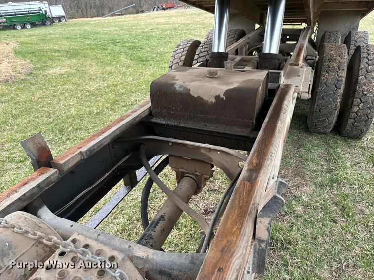 image for item NS9509 1979 International  F2275 grain truck