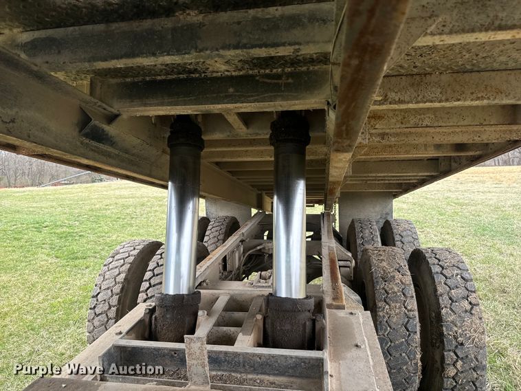 image for item NS9509 1979 International  F2275 grain truck