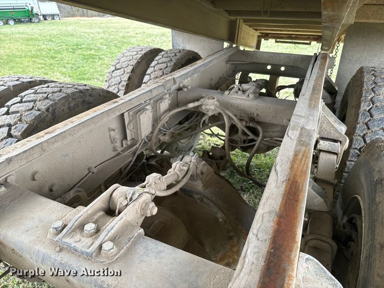 image for item NS9509 1979 International  F2275 grain truck