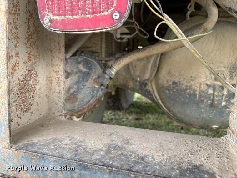 image for item NS9509 1979 International  F2275 grain truck