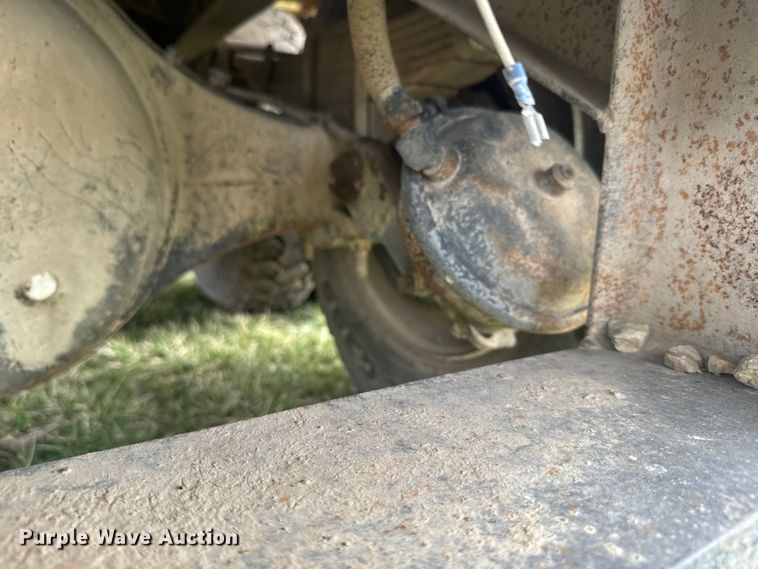 image for item NS9509 1979 International  F2275 grain truck