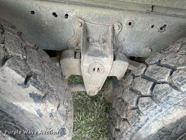 image for item NS9509 1979 International  F2275 grain truck