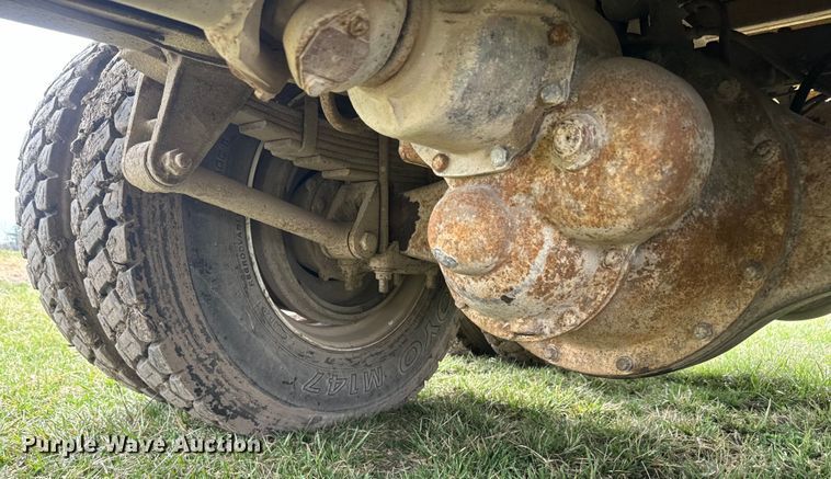 image for item NS9509 1979 International  F2275 grain truck