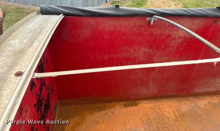 image for item NS9509 1979 International  F2275 grain truck