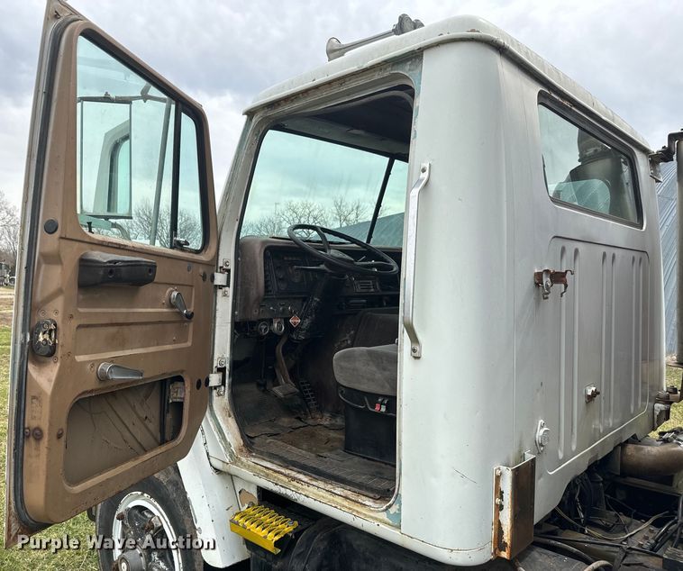 image for item NS9509 1979 International  F2275 grain truck