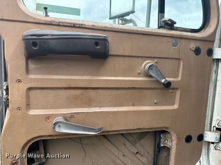 image for item NS9509 1979 International  F2275 grain truck