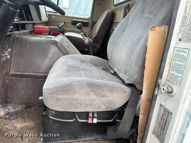 image for item NS9509 1979 International  F2275 grain truck