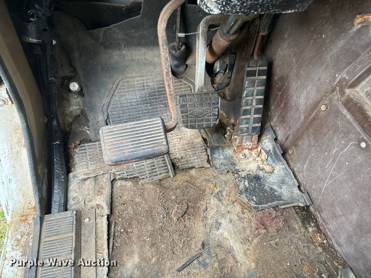 image for item NS9509 1979 International  F2275 grain truck