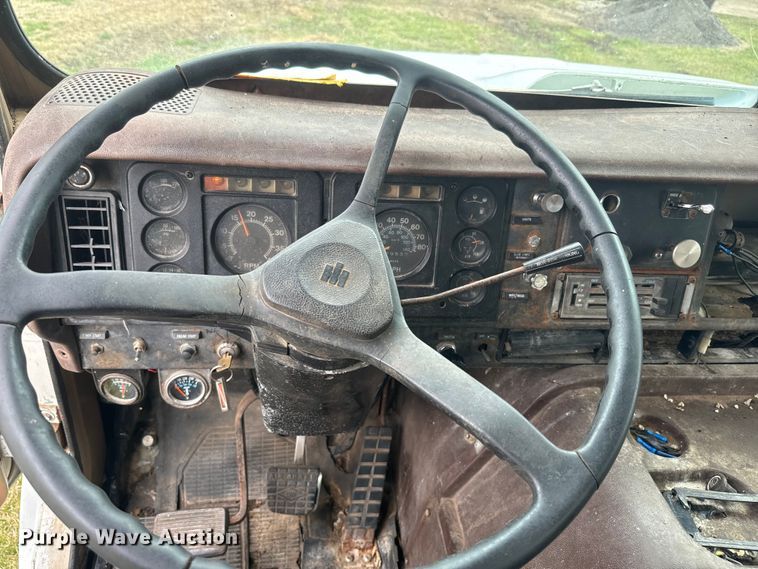 image for item NS9509 1979 International  F2275 grain truck