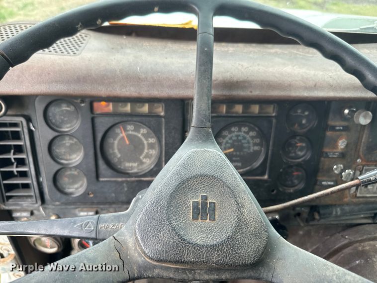 image for item NS9509 1979 International  F2275 grain truck