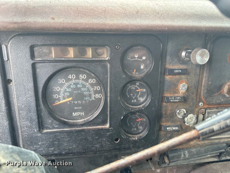 image for item NS9509 1979 International  F2275 grain truck