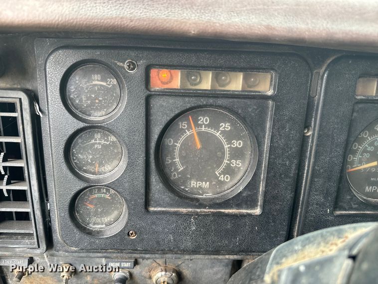 image for item NS9509 1979 International  F2275 grain truck