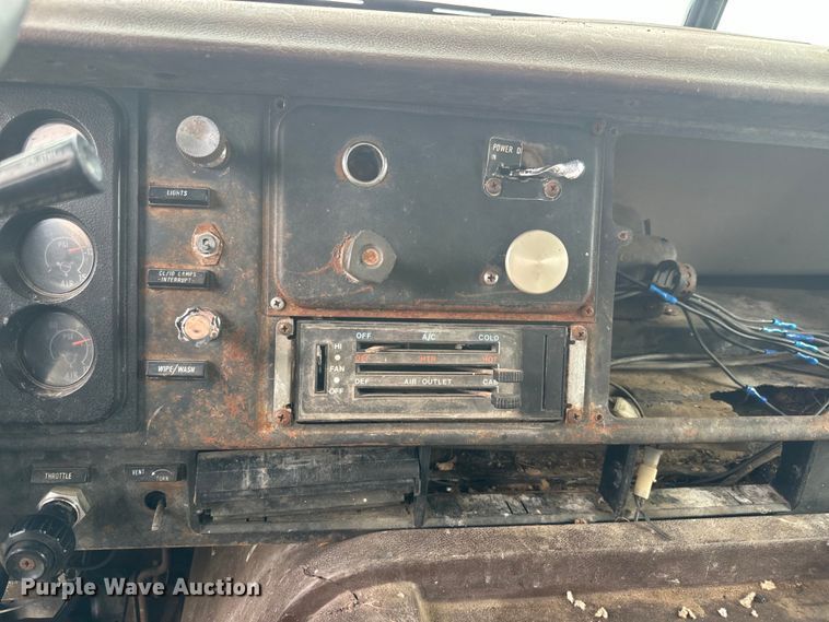 image for item NS9509 1979 International  F2275 grain truck