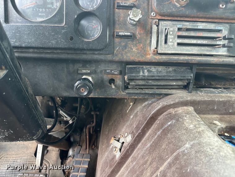 image for item NS9509 1979 International  F2275 grain truck