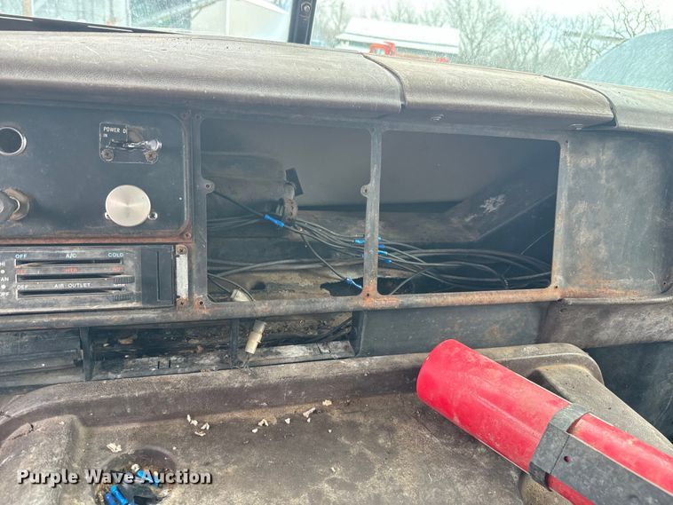 image for item NS9509 1979 International  F2275 grain truck