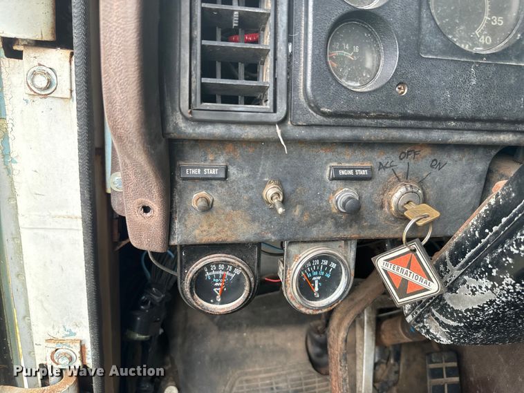 image for item NS9509 1979 International  F2275 grain truck