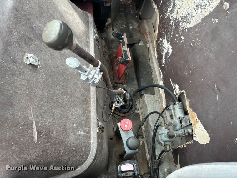 image for item NS9509 1979 International  F2275 grain truck