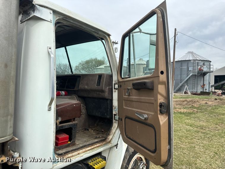 image for item NS9509 1979 International  F2275 grain truck