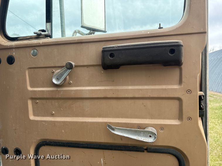 image for item NS9509 1979 International  F2275 grain truck