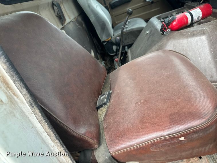 image for item NS9509 1979 International  F2275 grain truck