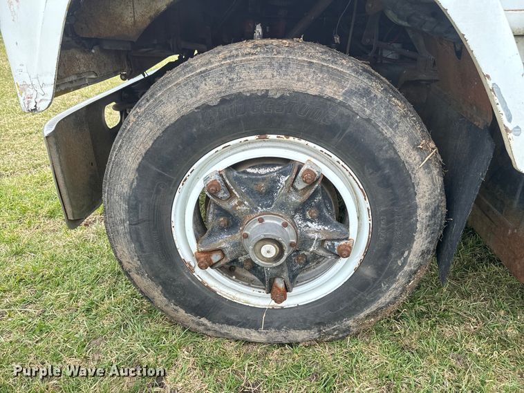 image for item NS9509 1979 International  F2275 grain truck