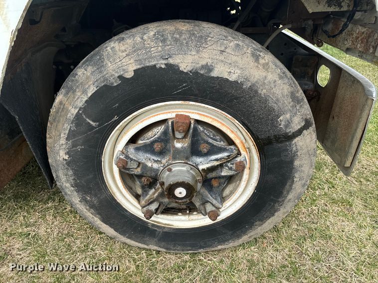 image for item NS9509 1979 International  F2275 grain truck