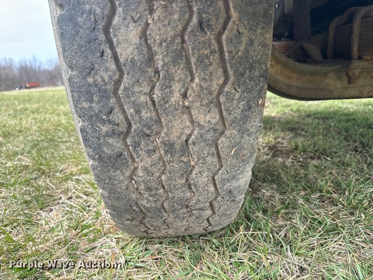 image for item NS9509 1979 International  F2275 grain truck