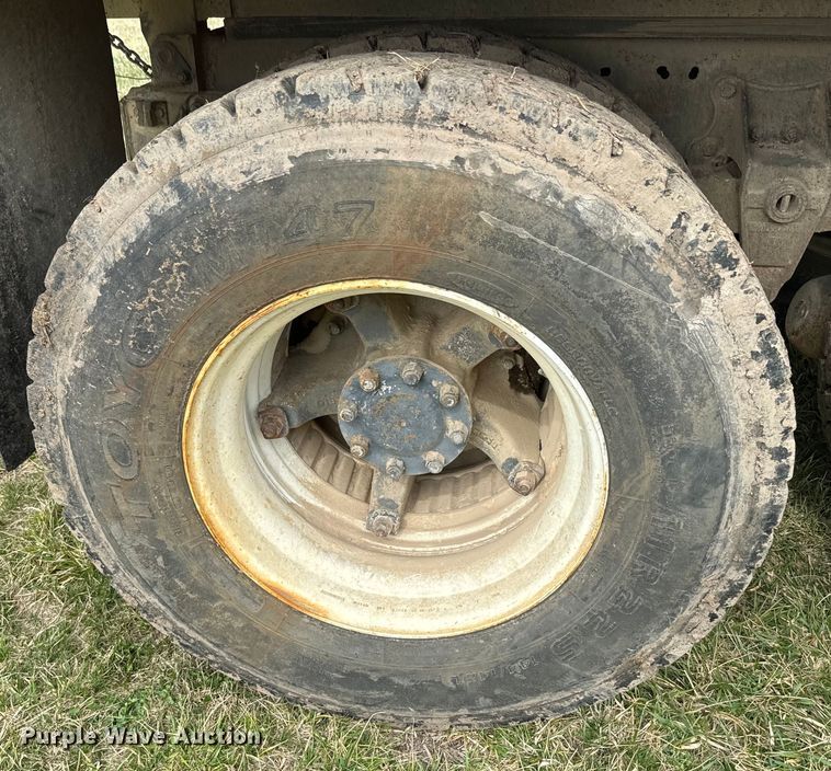 image for item NS9509 1979 International  F2275 grain truck