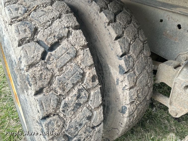 image for item NS9509 1979 International  F2275 grain truck