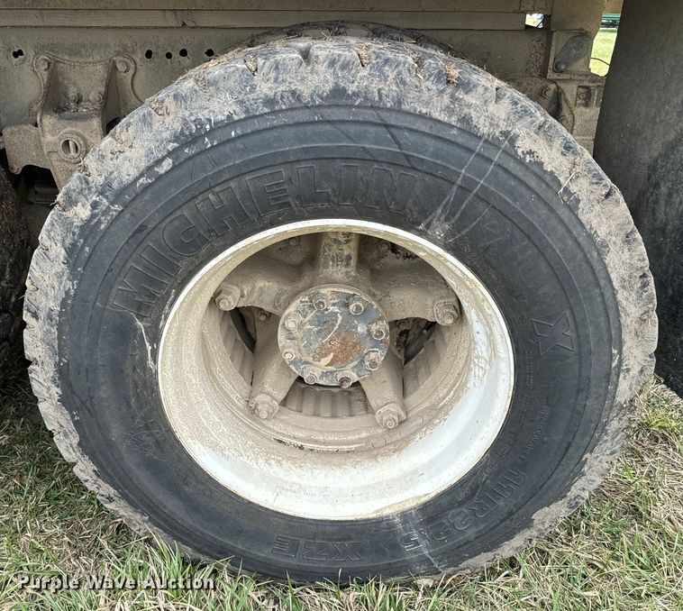 image for item NS9509 1979 International  F2275 grain truck