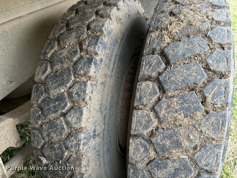 image for item NS9509 1979 International  F2275 grain truck