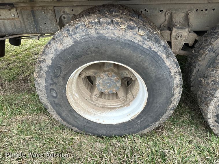 image for item NS9509 1979 International  F2275 grain truck